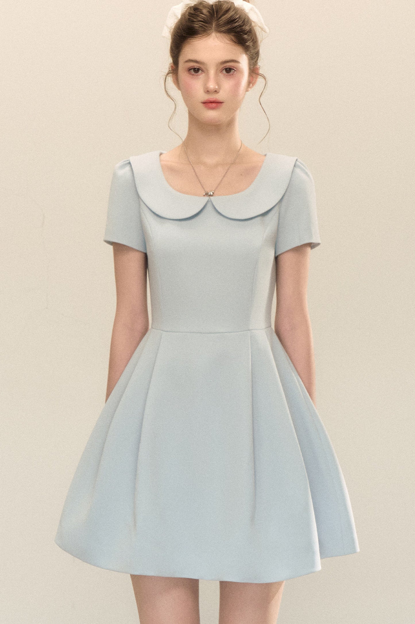 Kurzärmeliges A-Linien-Kleid mit Bubikragen und Puffärmeln