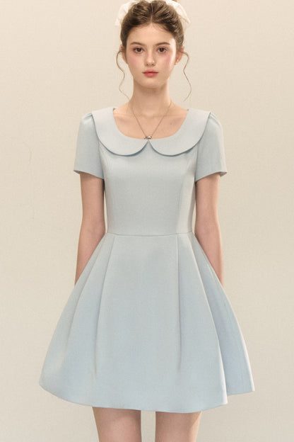 Kurzärmeliges A-Linien-Kleid mit Bubikragen und Puffärmeln