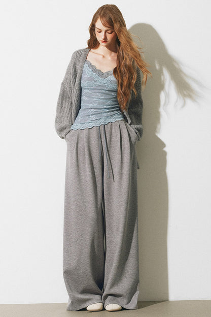 Completo giacca, gilet con bordi in pizzo e pantaloni ampi a maglia