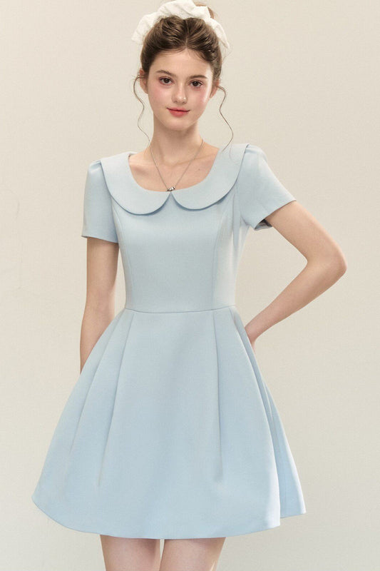 Robe trapèze bouffante à manches courtes et col Claudine