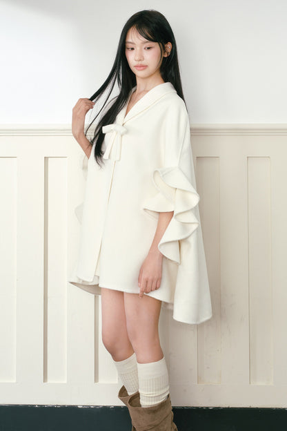화이트 러플 소매 울 케이프
