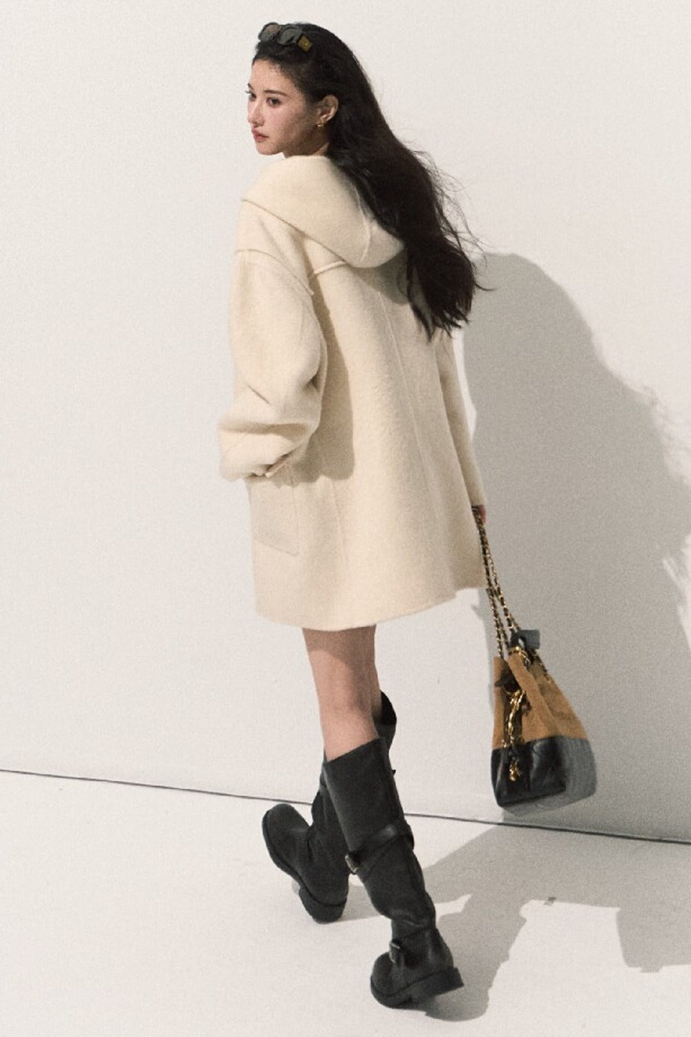 Manteau en laine à capuche avec brandebourgs