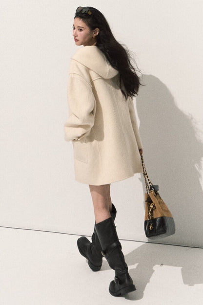 Manteau en laine à capuche avec brandebourgs