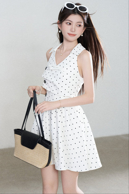 Vestido blanco de lunares con escote en V