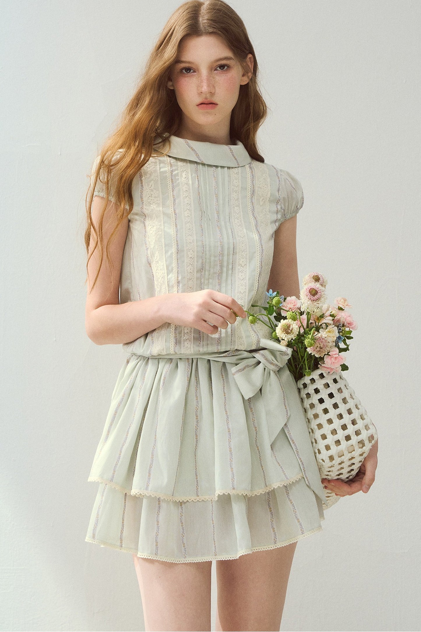 Lyocell-Spitzenkleid mit Biesenfalten und halbhohem Kragen