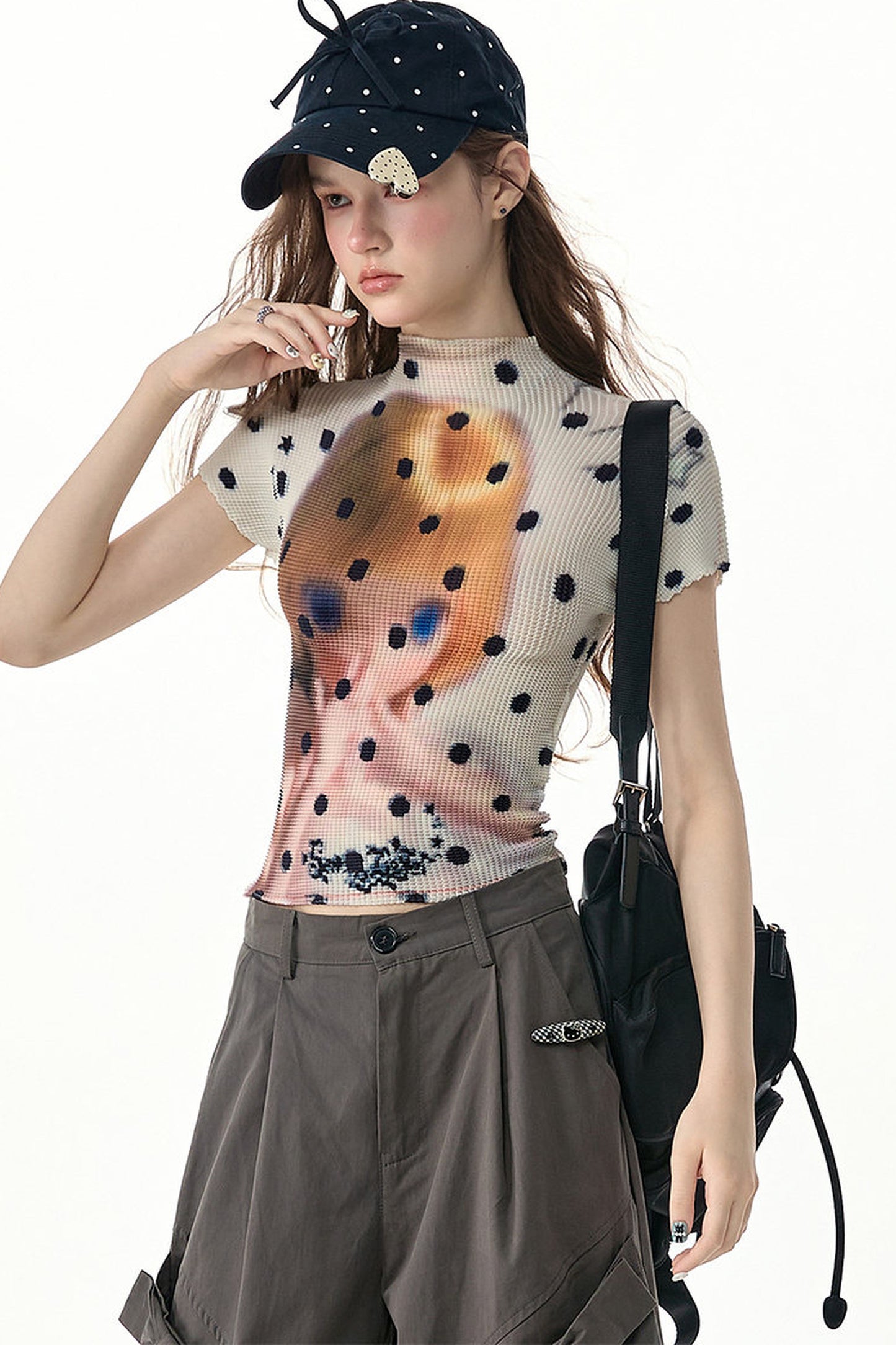 Weißes Pünktchen-T-Shirt mit Puppenaufdruck