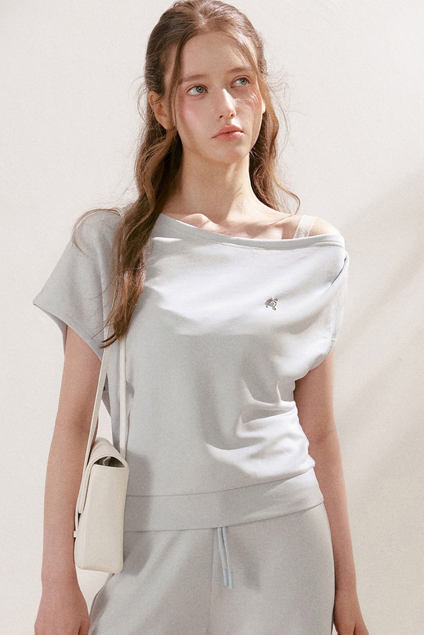 Conjunto de camiseta asimétrica y pantalones de capa de aire