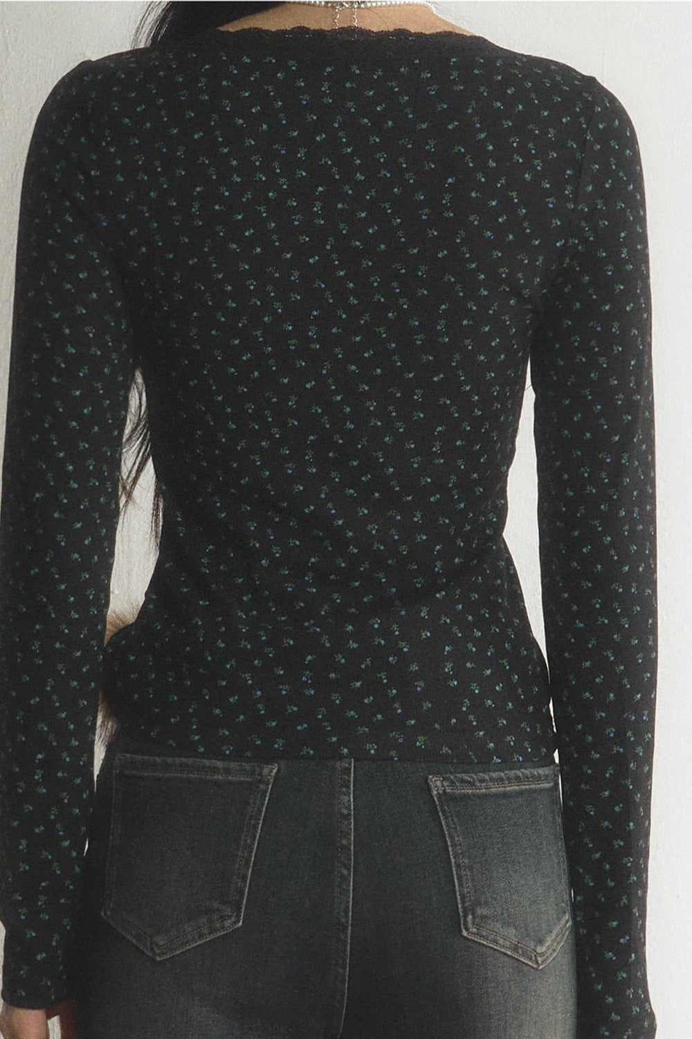 Top interior floral de encaje con cuello en V y mangas largas