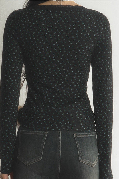 Top interior floral de encaje con cuello en V y mangas largas