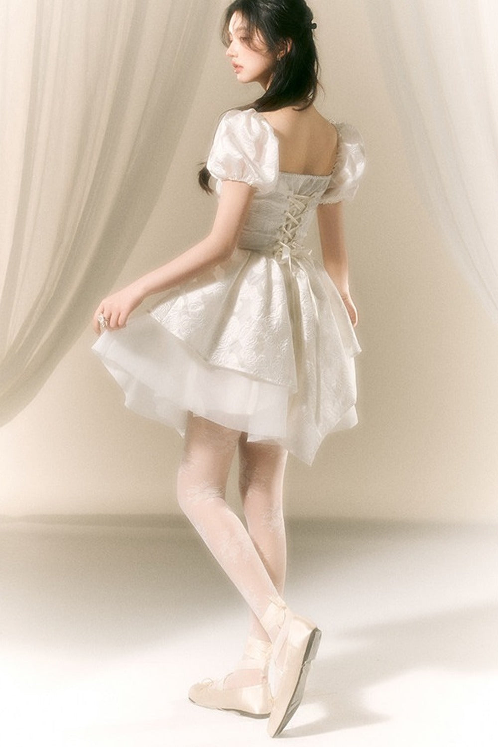 Teepausen-Kleid mit Puffärmeln