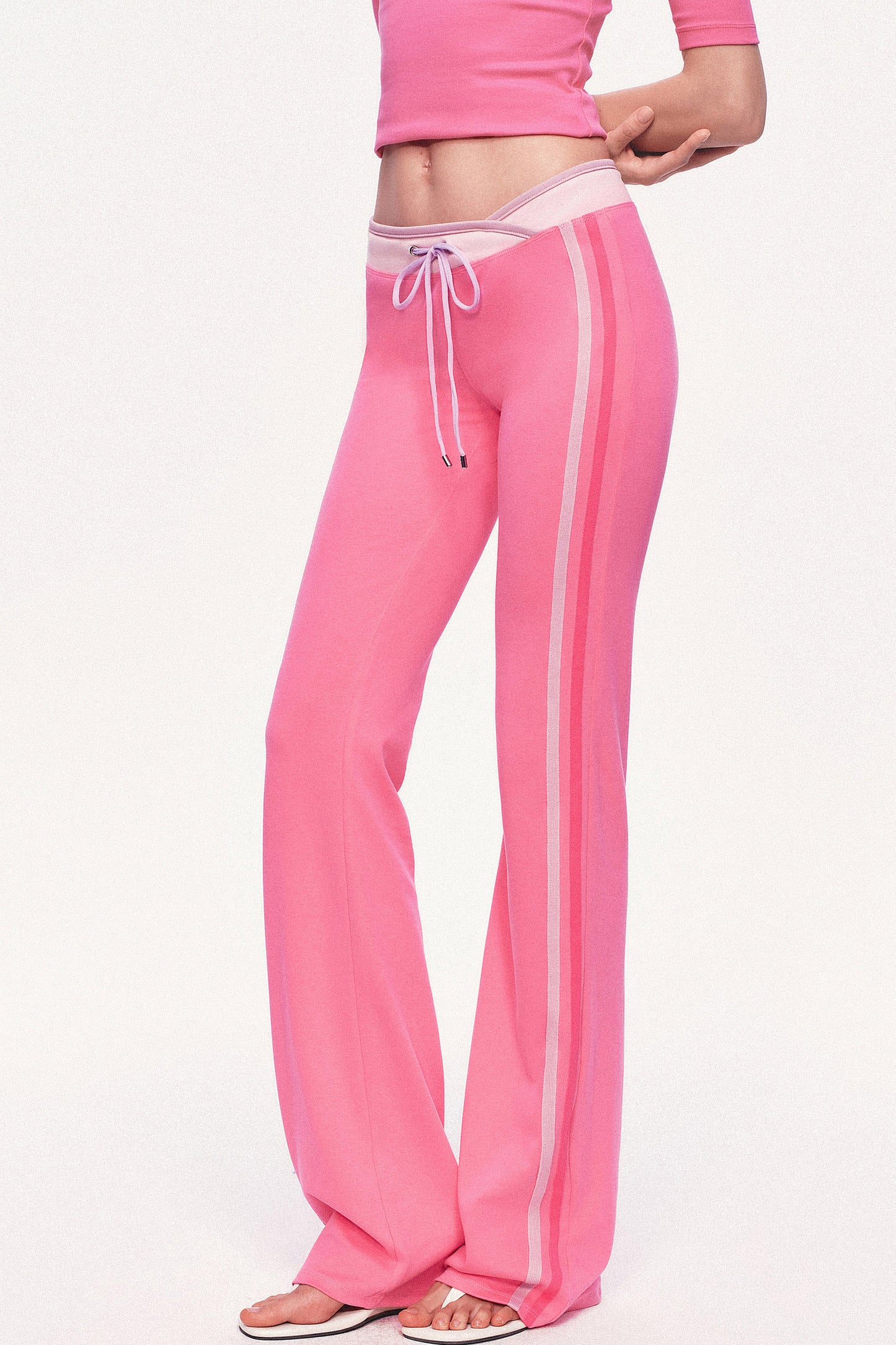 Pantaloni dritti a vita bassa con coulisse e doppia fascia in vita
