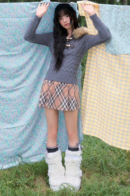 Zopfstrickpullover mit Fellkragen und Knebelverschlüssen