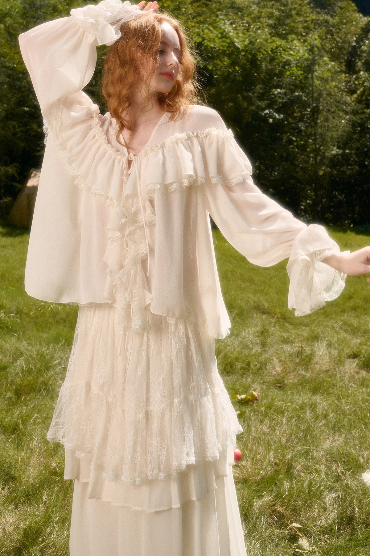 Ensemble avec haut en dentelle à col V et jupe à volants