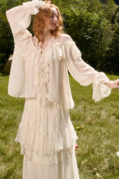 Ensemble avec haut en dentelle à col V et jupe à volants