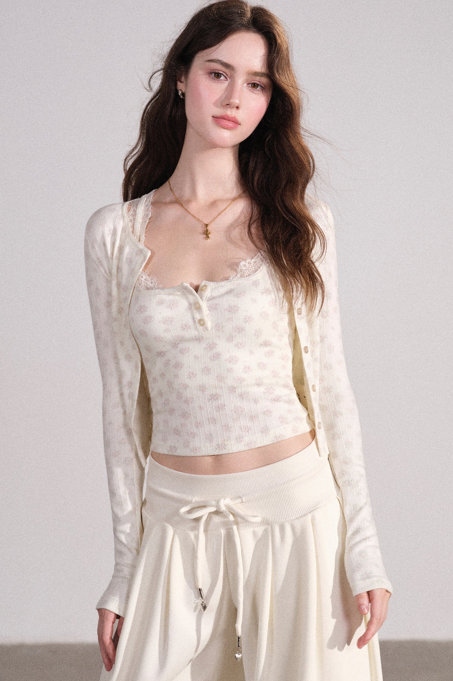 Completo con cardigan smanicato e pantaloni eleganti