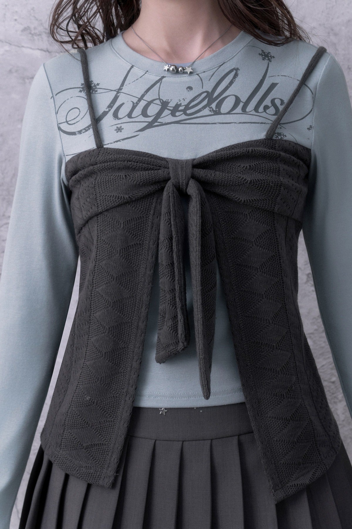 Blusa grigio-azzurra a maniche lunghe con fiocco e effetto a strati