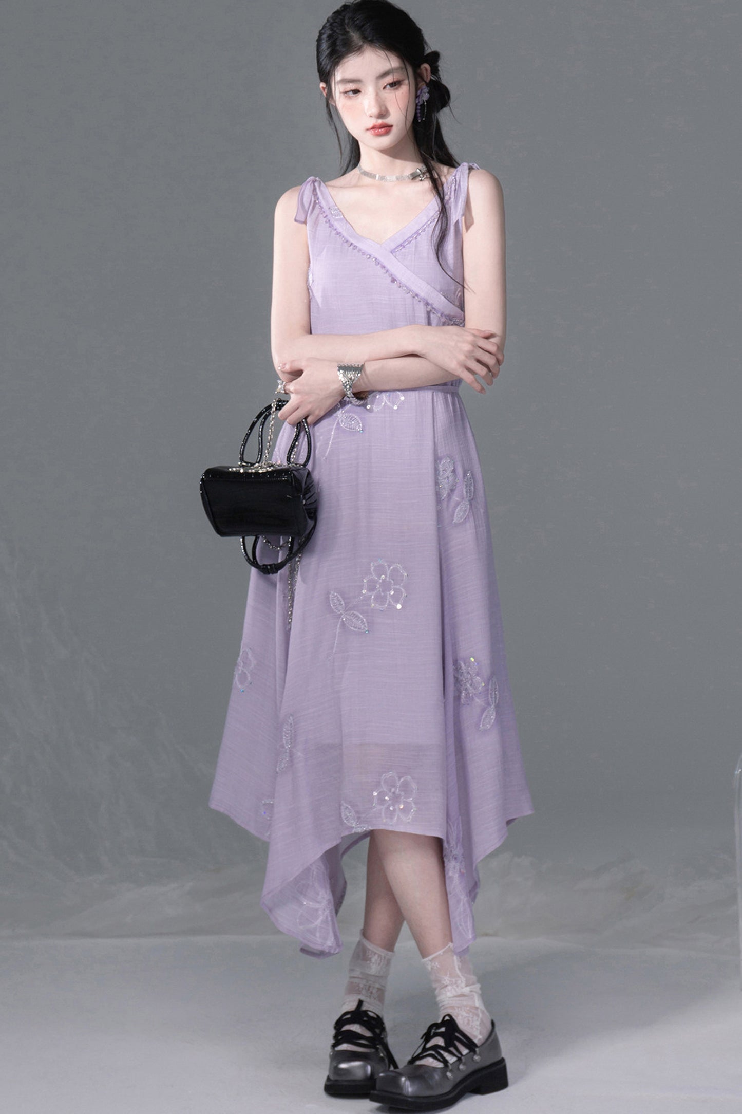 Set aus violettem Pailletten-Camisole und Kleid mit asymmetrischem Saum