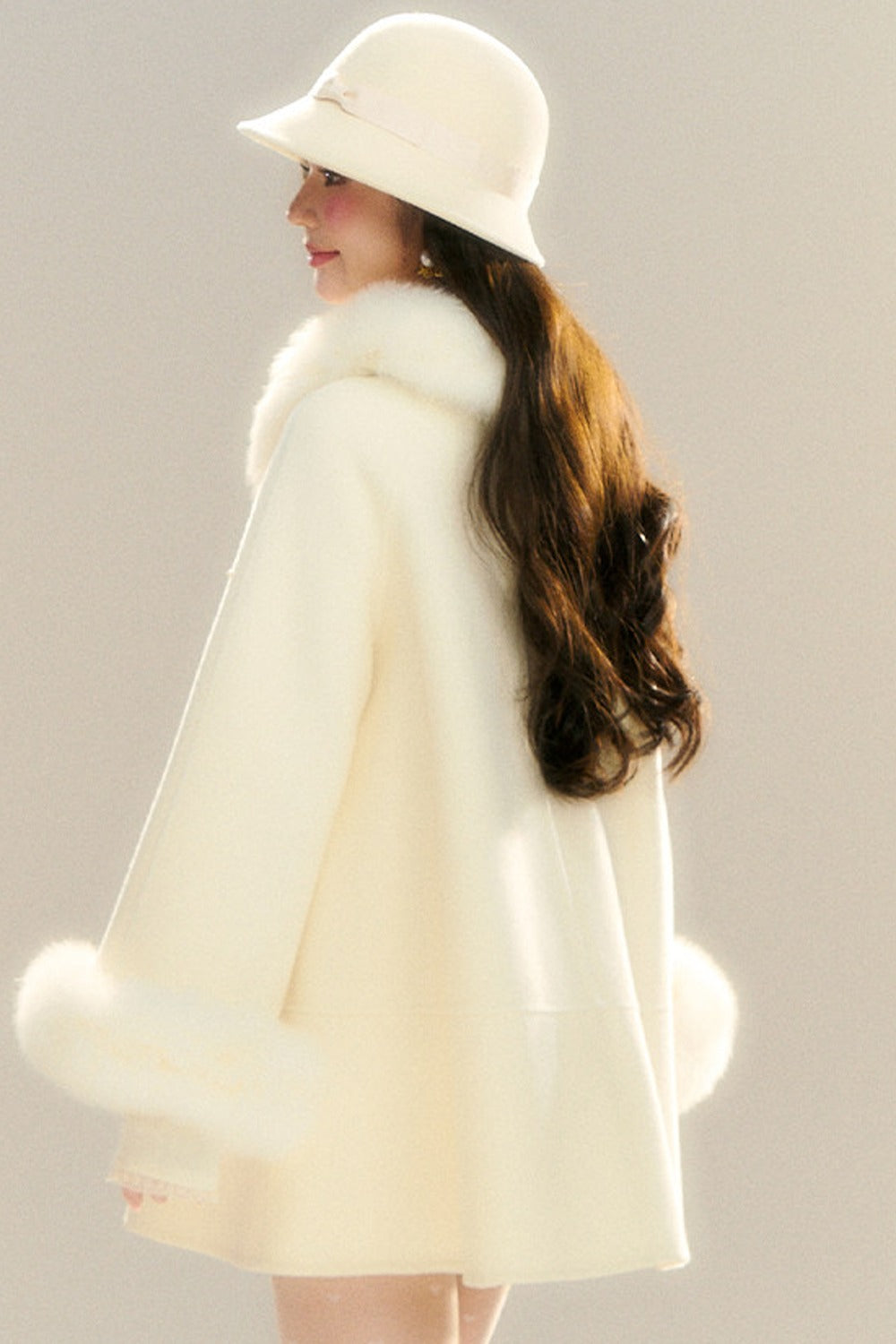 Chaqueta de lana reversible con cuello de pelo de zorro y cuentas
