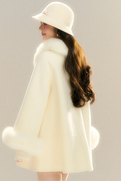 Chaqueta de lana reversible con cuello de pelo de zorro y cuentas