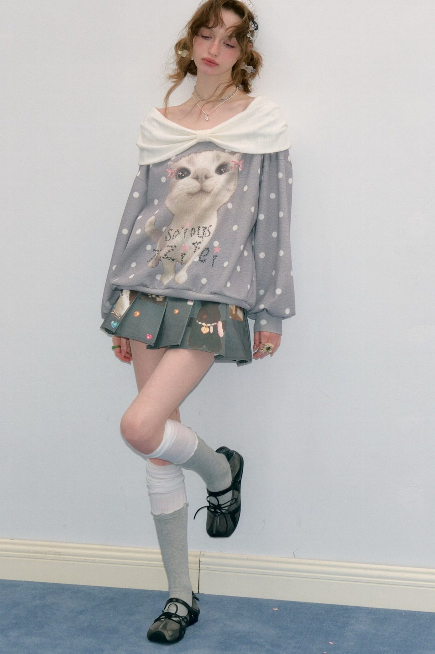 Sudadera gris con estampado de gato y lunares