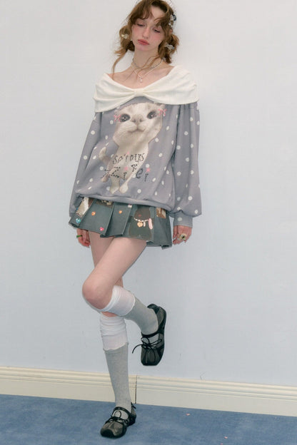 Sudadera gris con estampado de gato y lunares