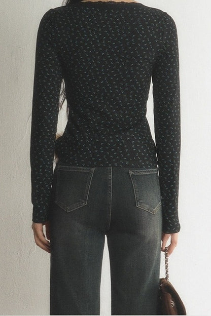 Top interior floral de encaje con cuello en V y mangas largas