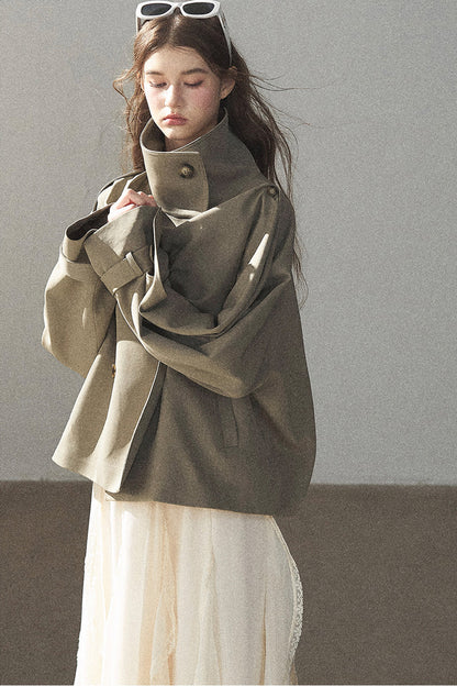 Trench corto stile britannico con collo alto