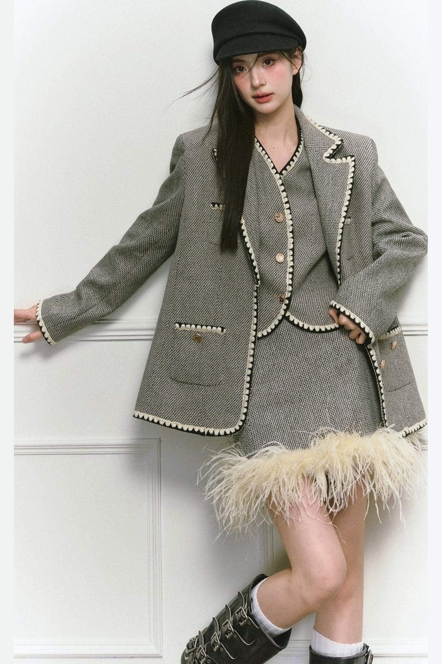 Completo con gilet stile blazer e gonna in lana con ricamo a conchiglia