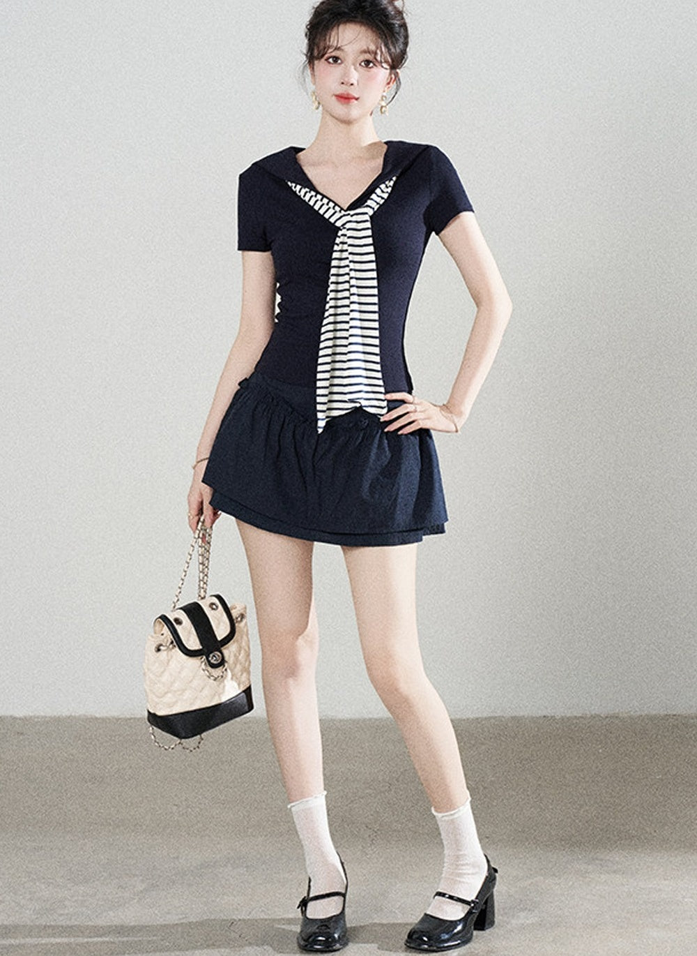 Ensemble tee-shirt châle à manches courtes en maille bleu marine et jupe