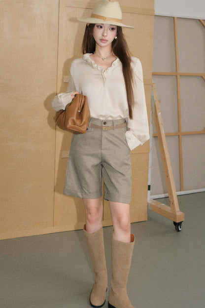 Completo con blusa cachi in lyocell a maniche lunghe con volant