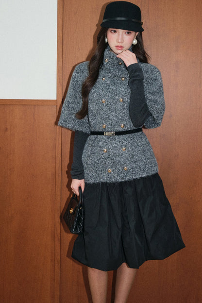 Set aus schwarz-grauem Wollpullover mit zweireihiger Knopfleiste und A-Linien-Rock