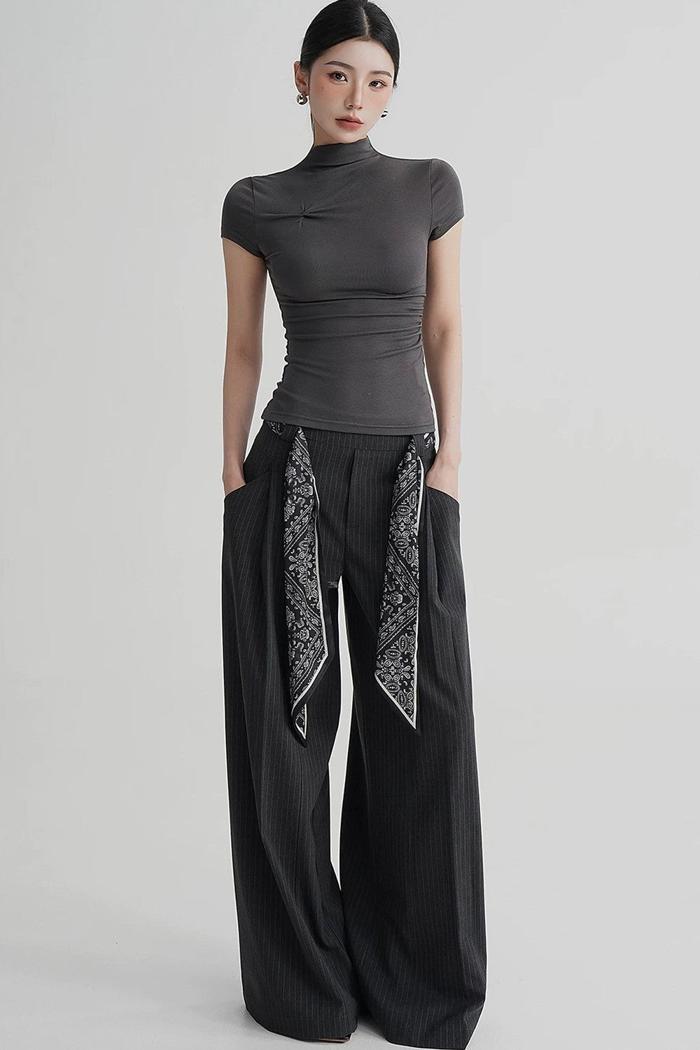 Hoch taillierte gestreifte Hose mit weitem Bein