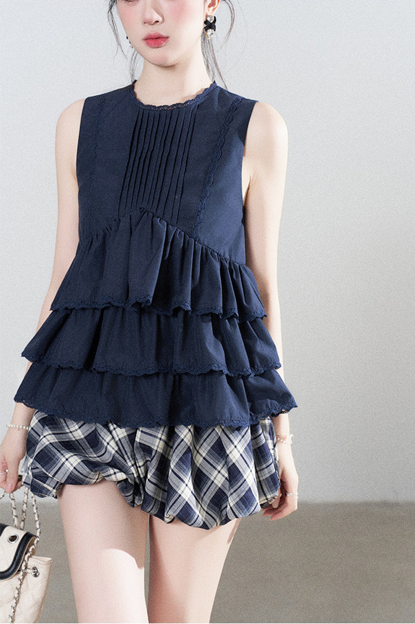 Conjunto de camisa azul marino con volantes y falda de cuadros