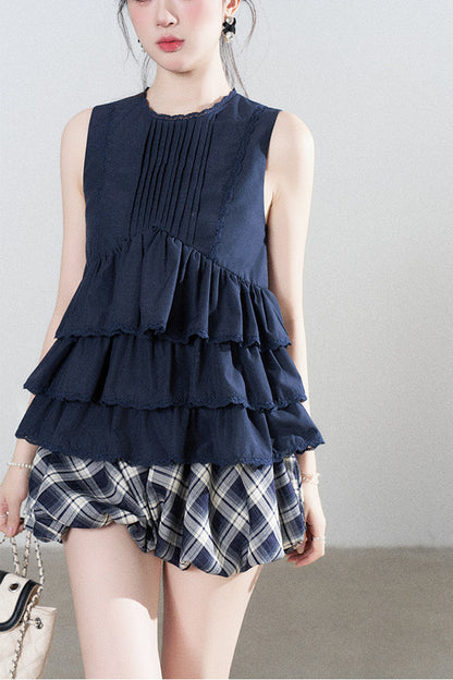 Conjunto de camisa azul marino con volantes y falda de cuadros