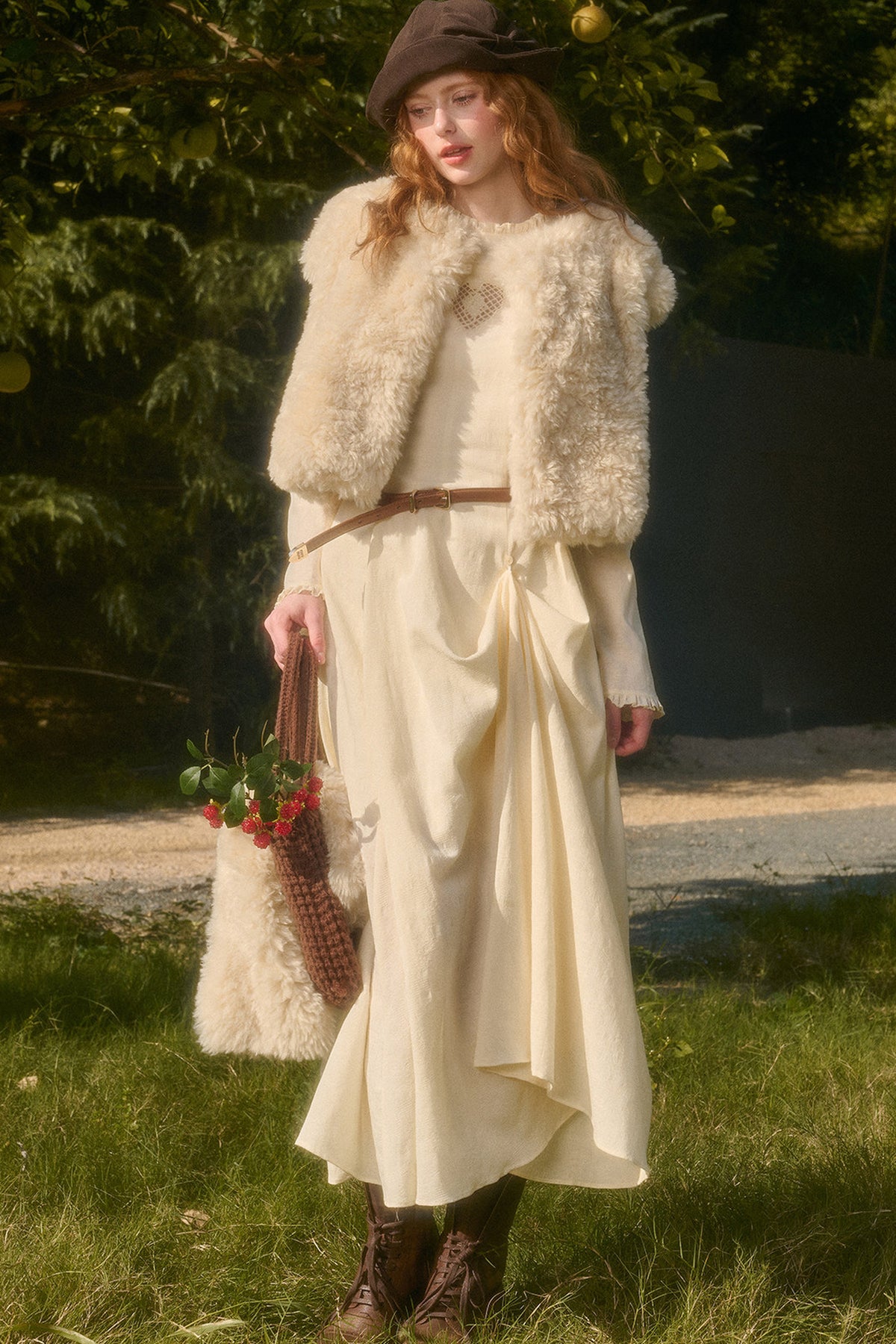 Langes Kleid mit Taillenschleife und Stickerei