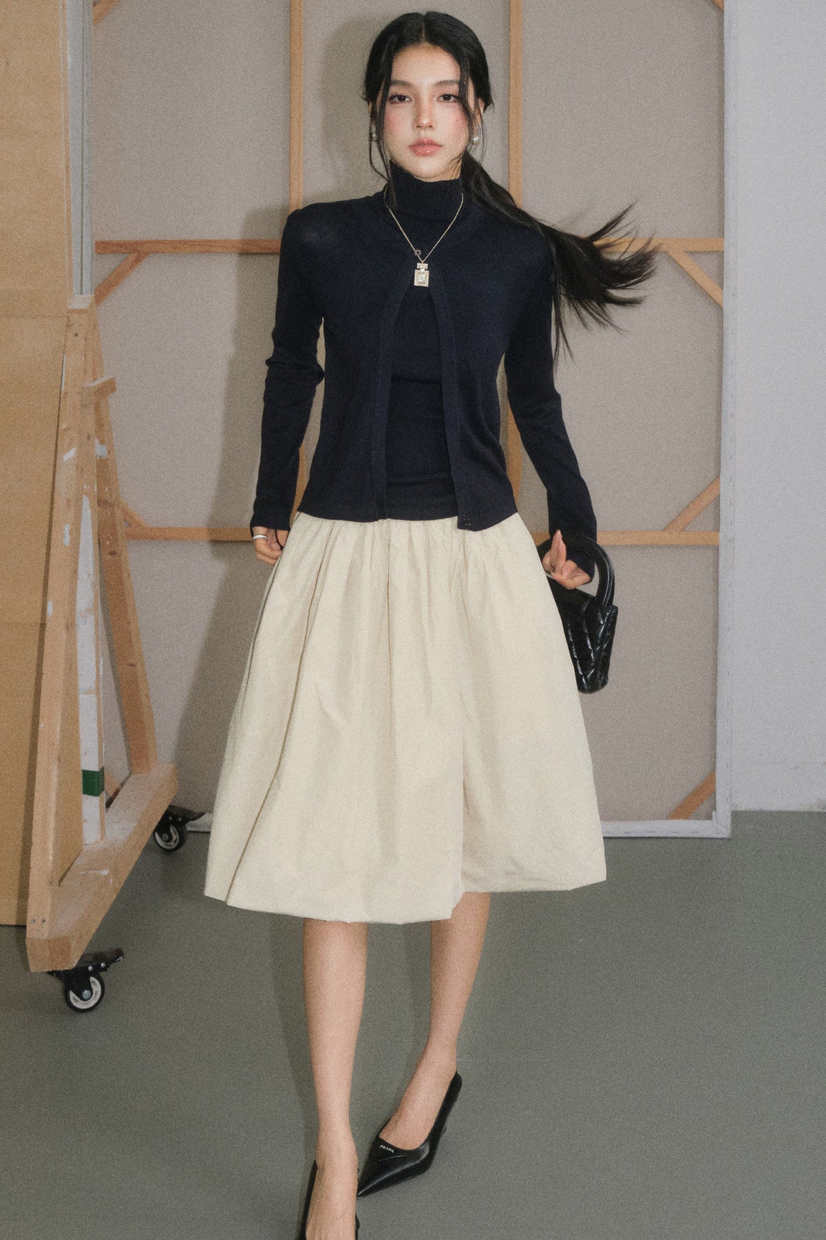 Completo nero in lana con gilet e cardigan