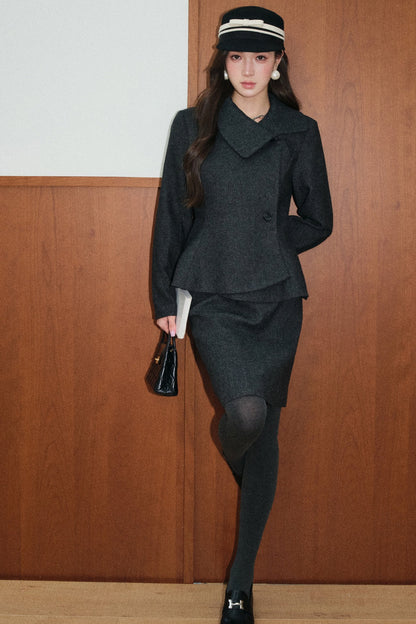 Completo con cappotto asimmetrico in lana grigio e gilet