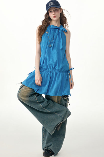 Blaues ärmelloses Kleid mit Neckholder und Schleife