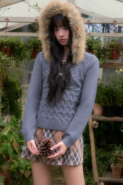 Zopfstrickpullover mit Fellkragen und Knebelverschlüssen