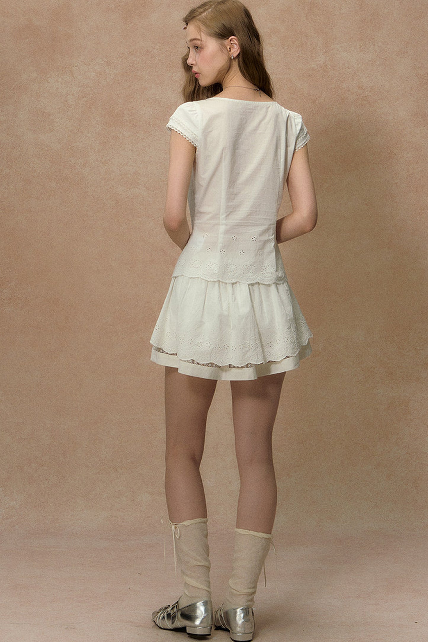 Weiße Bluse mit Spitzenbesatz