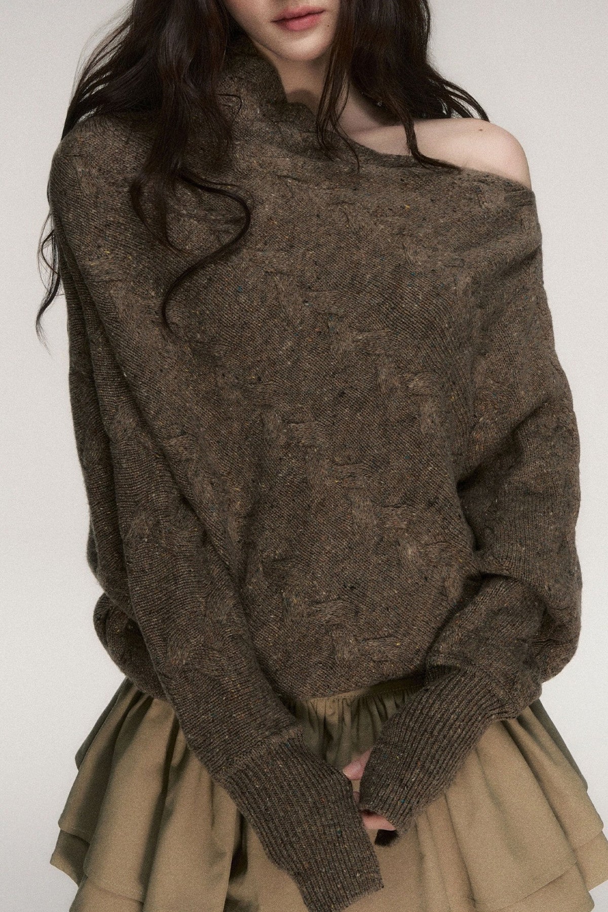 Pullover aus grobem Strick mit schrägem Ausschnitt und freien Schultern