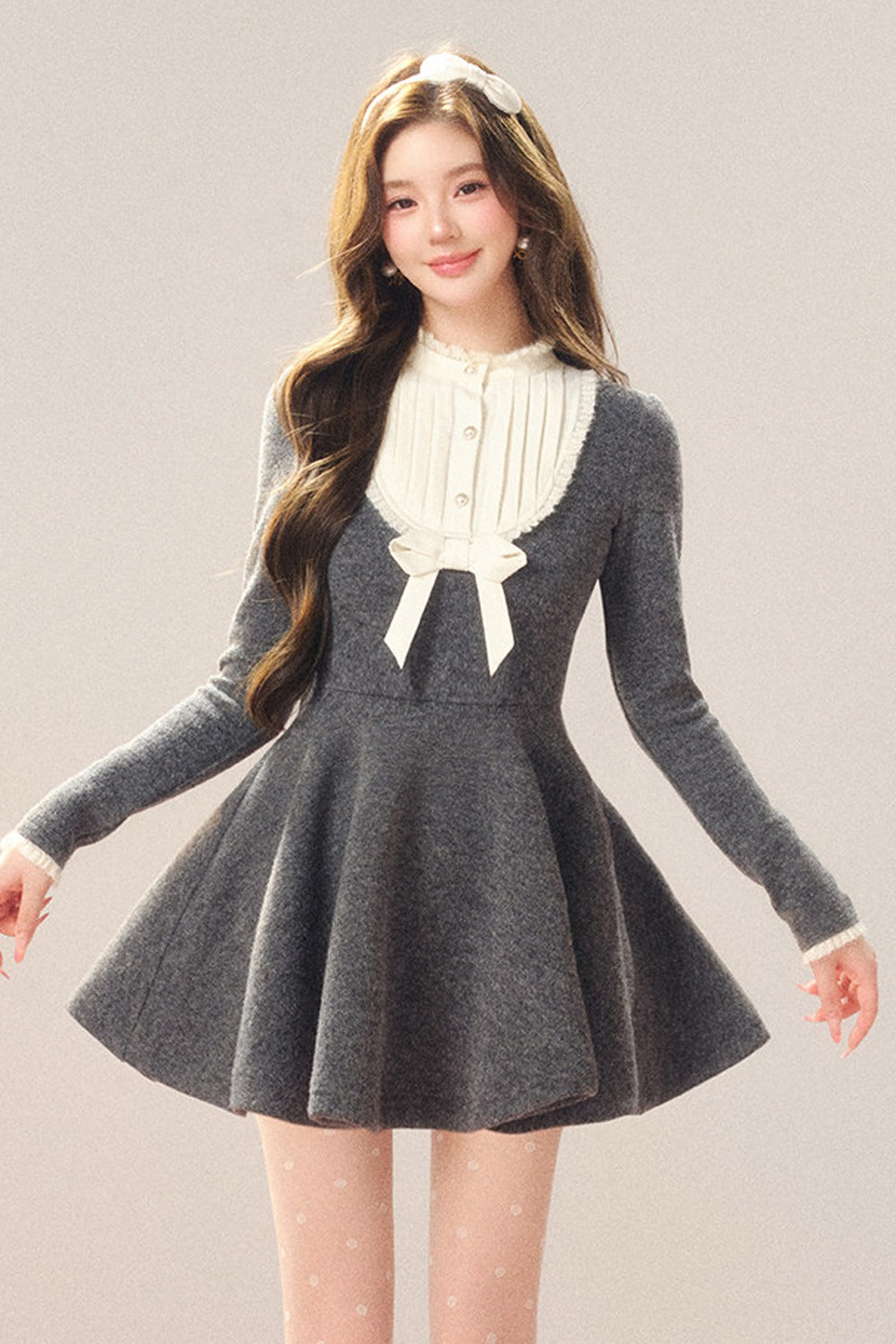 Robe grise à nœud à la taille