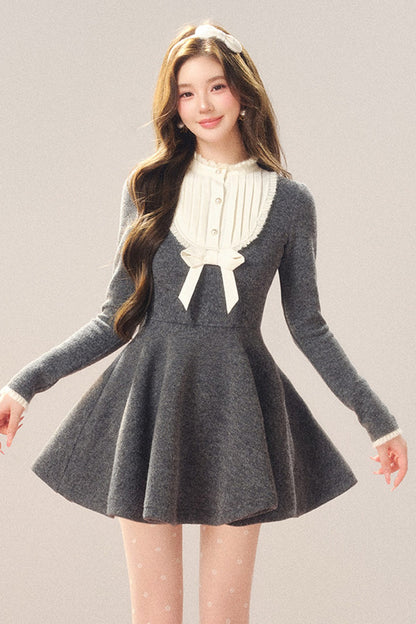 Robe grise à nœud à la taille