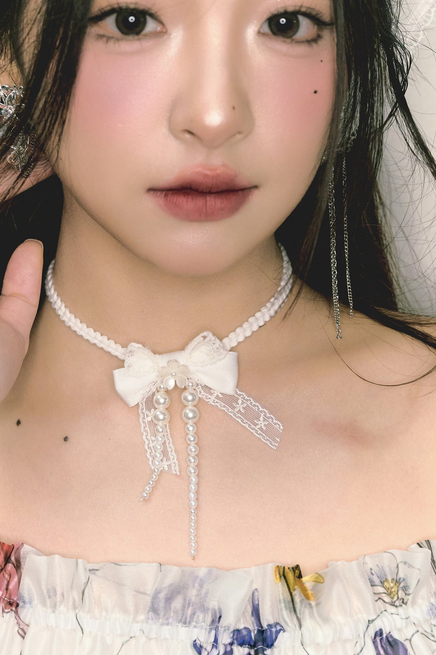 Weiße Choker-Halskette mit Spitzenschleife und Perlenband