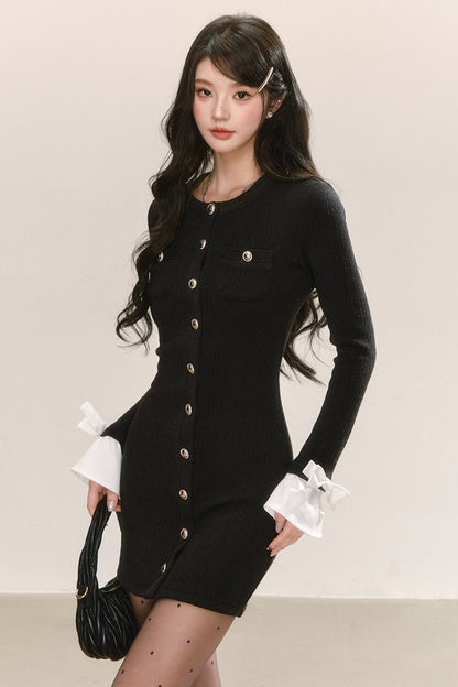 Schwarzes Strickkleid mit Knopfleiste