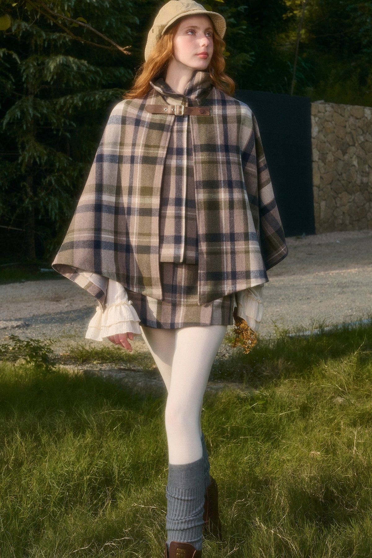 Ensemble avec cape à carreaux amovible, gilet et jupe trapèze