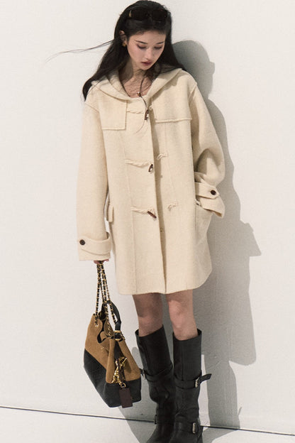 Manteau en laine à capuche avec brandebourgs