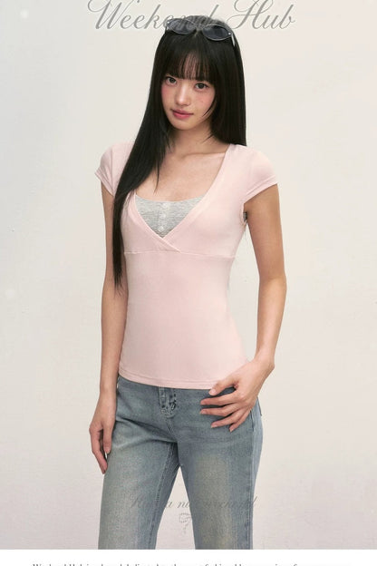 Rosa V-Ausschnitt-Top im Lagenlook und gestreiftes Camisole-Set