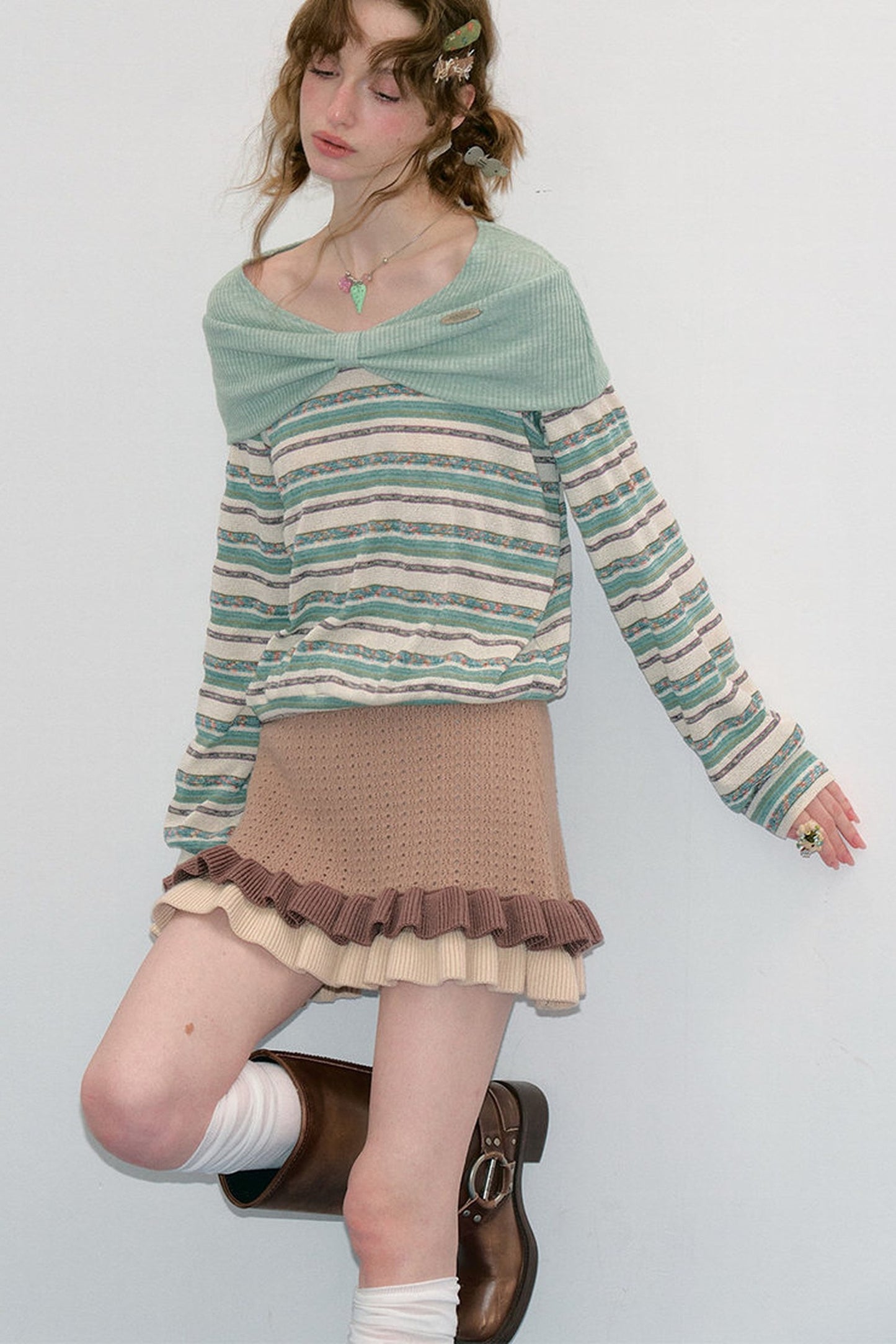 Maglietta in maglia a righe con fiocco verde