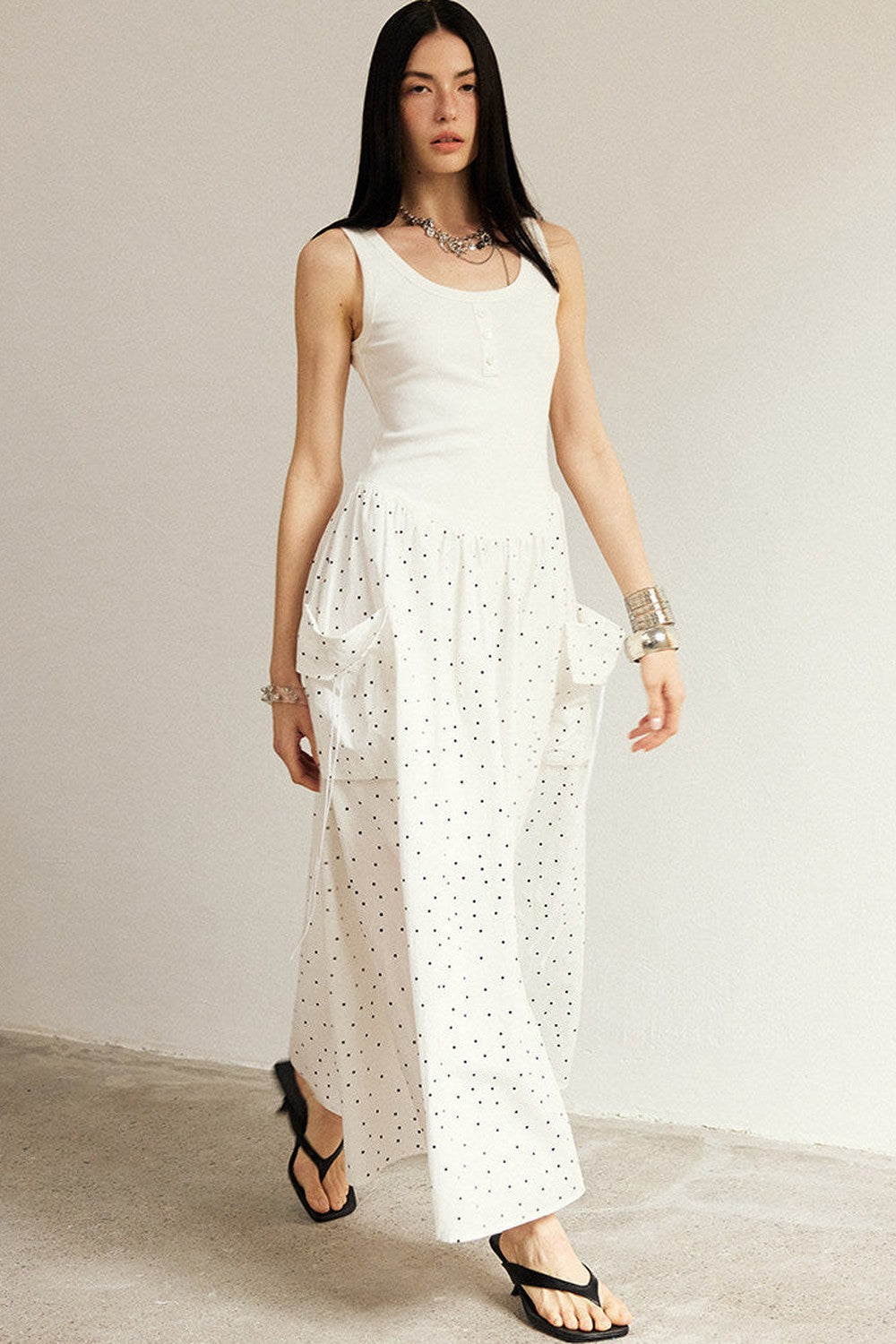 Vestido maxi evasé sin mangas de lunares